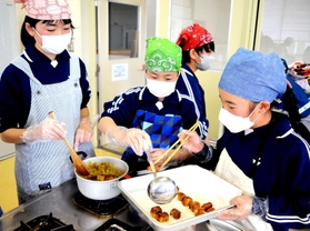 大豆ミートなど工夫を凝らし、カレーの試作に挑戦する下里小の児童＝加西市戸田井町、善防公民館