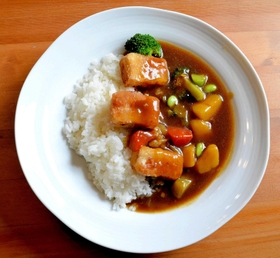 子どもたちのレシピ通りに作られた「カフェ・フラット」のカレー＝加西市中西町