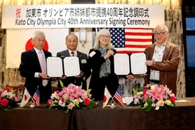 協定書に調印した岩根市長（中央左）とセルビー市長（同右）＝東条の森カントリークラブ