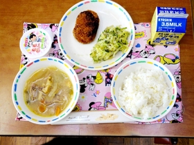 もち麦を混ぜたご飯がある加東市の学校給食の一例（マルヤナギ小倉屋提供）