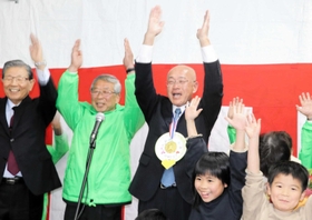 初当選を決め、支援者と万歳三唱する小林昌彦氏（左から３人目）＝小野市黒川町