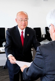 県議選小野市選挙区で初当選し、証書を受け取る小林昌彦氏＝小野市役所
