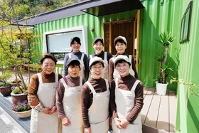 １５日に開店するカフェ「ホットテラス」。藤原施設長（前列左）をはじめ、従業員のほとんどが７０代＝多可町八千代区中村