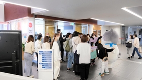 マルとの記念撮影に集まる来場者＝西脇市市民交流施設「オリナス」