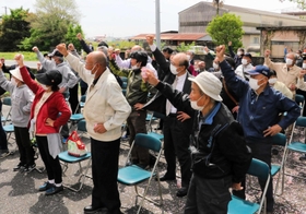 出陣式でガンバローを三唱する小野市議選候補者の支援者ら＝小野市内