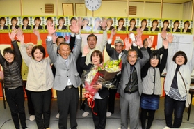 支援者らと万歳三唱する掘井ひさ代氏＝小野市河合西町