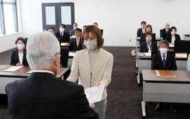 当選証書を受け取る小野市議選の当選者＝小野市役所