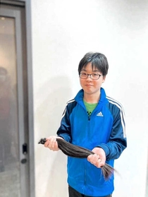 3年伸ばした髪、12歳男子が寄付 がん患者との出会いが契機「病気