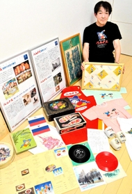 パルナス製菓ゆかりのレコードやＴシャツ、エプロンなどを収集する藤中健二さん＝加西市東長町