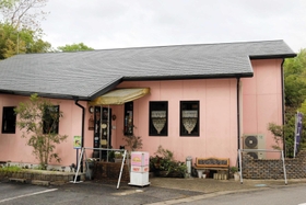 サイクルラック２台を店舗前に置く「ピンクハウス」＝加東市藤田