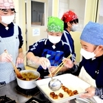 大豆ミートなど工夫を凝らし、カレーの試作に挑戦する下里小の児童＝加西市戸田井町、善防公民館