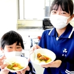 ２回目の試作では、２種類のカレーができた。児童は食べ比べて吟味＝加西市戸田井町、善防公民館