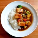 子どもたちのレシピ通りに作られた「カフェ・フラット」のカレー＝加西市中西町