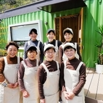 １５日に開店するカフェ「ホットテラス」。藤原施設長（前列左）をはじめ、従業員のほとんどが７０代＝多可町八千代区中村
