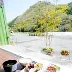 まかない料理が味わえる「気まぐれランチ」。食後にはコーヒーとデザートも＝多可町八千代区中村