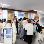 マルとの記念撮影に集まる来場者＝西脇市市民交流施設「オリナス」
