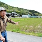 戦闘機「紫電」の墜落場所を指さす藤本幸三さん＝多可町中区森本