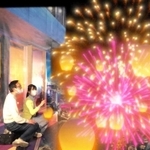 次々と打ち上がる花火を高層ビルから眺める場面が撮影できるＡＲ作品＝加東市下滝野、加東アート館