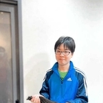 カットした３７センチの髪１２束を持つ島村大輝さん（島村有香さん提供）