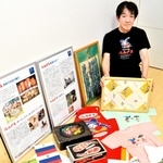 パルナス製菓ゆかりのレコードやＴシャツ、エプロンなどを収集する藤中健二さん＝加西市東長町