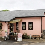 サイクルラック２台を店舗前に置く「ピンクハウス」＝加東市藤田