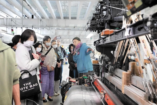 ４月下旬、県外のファンを招いて実施した体験ツアー＝西脇市比延町（タマキニイメ提供）