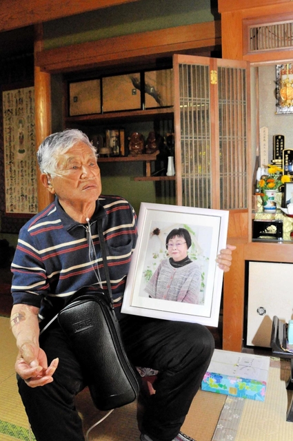 敏子さんの遺影を持ち、コロナ感染時を振り返る藤原尚己さん。現在も酸素療法を続ける＝小野市