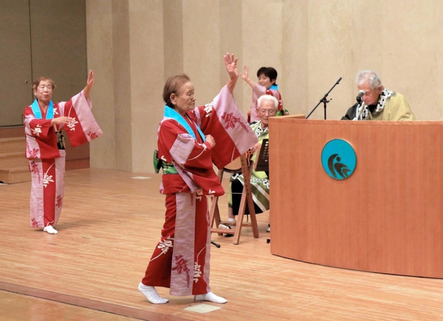 昨年１１月に映像保存のために踊った「東条播州音頭踊り保存会」＝加東市上三草、やしろ国際学習塾