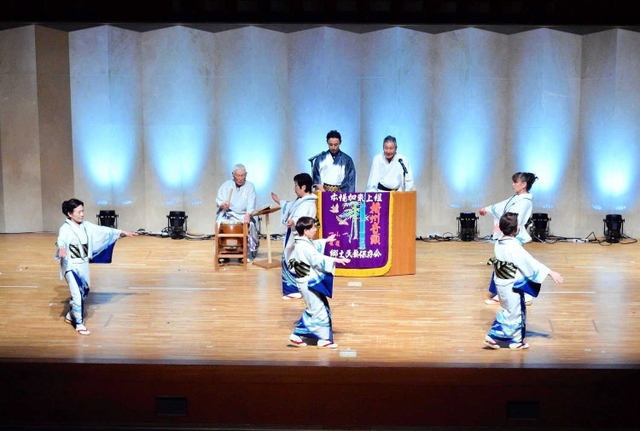 ２０１９年にやしろ国際学習塾の舞台で音頭を披露した「社播州音頭踊り保存会」（加東文化振興財団提供）