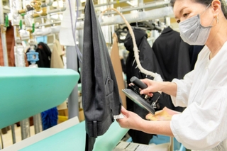 西脇市のクリーニング業者「東田ドライ」の工場（同社提供）