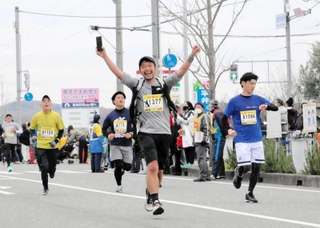 ゴールを前に喜びを表すランナー＝２０２２年１２月４日、小野市内