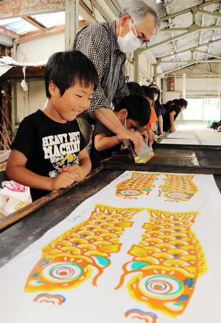 こいのぼりの着色を体験する子どもたち＝加東市大畑