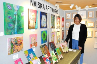 心の葛藤や不安も絵に表現して解き放つナイスカさん＝小野市うるおい交流館エクラ