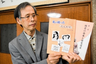 自らつづったエッセー「だんわ室」をまとめた本などを出版した竹内さん＝多可町