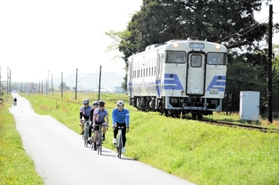 列車と並走できる、一直線の道＝加西市東長町