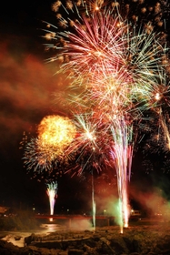 奇岩が並ぶ闘竜灘の上空を彩った打ち上げ花火＝加東市上滝野