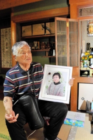 敏子さんの遺影を持ち、コロナ感染時を振り返る藤原尚己さん。現在も酸素療法を続ける＝小野市