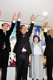 初当選し、バンザイして喜ぶ高橋晴彦氏（左から２人目）＝加西市豊倉町