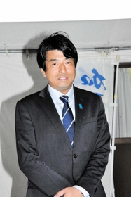 落選の知らせを受け、支持者らに感謝の言葉を述べる深田真史氏＝加西市鶉野町