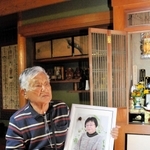 敏子さんの遺影を持ち、コロナ感染時を振り返る藤原尚己さん。現在も酸素療法を続ける＝小野市