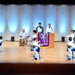２０１９年にやしろ国際学習塾の舞台で音頭を披露した「社播州音頭踊り保存会」（加東文化振興財団提供）