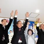 初当選し、バンザイして喜ぶ高橋晴彦氏（左から２人目）＝加西市豊倉町