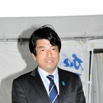 落選の知らせを受け、支持者らに感謝の言葉を述べる深田真史氏＝加西市鶉野町