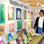 心の葛藤や不安も絵に表現して解き放つナイスカさん＝小野市うるおい交流館エクラ