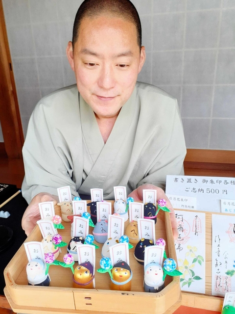 見てほっこり、副住職手作りのアジサイおみくじ人形登場 小野・歓喜院