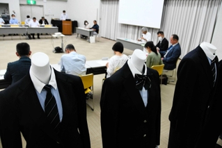 準備委員会の会場には、新しい制服のサンプルが展示された＝多可町中区中村町