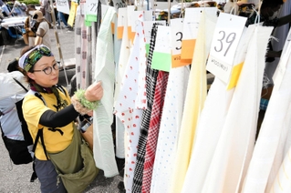 播州織が手頃な価格で販売された会場＝西脇市西脇
