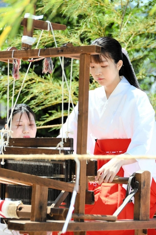 「製織の儀」を執り行う巫女姿の女性＝西脇市西脇