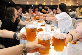 ビールなどで乾杯する人たち＝２０１９年７月１９日、小野市うるおい交流館エクラ
