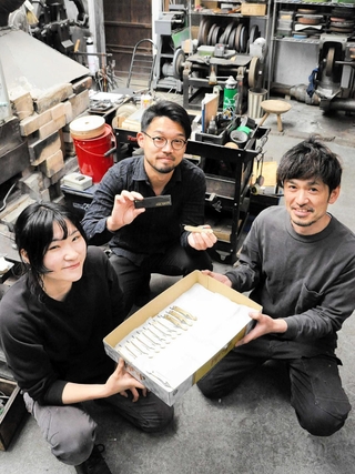 改良型の富士山ナイフを手にする（左から）山口小春さん、小林新也さん、宮之原康詞さん＝小野市西本町